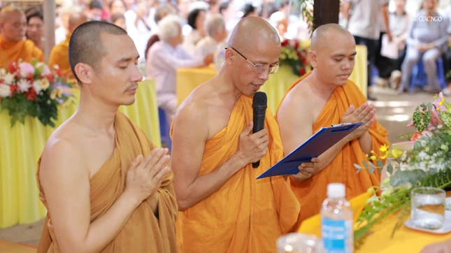 Đại đức Thích Minh Phú dâng lời phát nguyện tiếp nhận trọng trách trụ trì