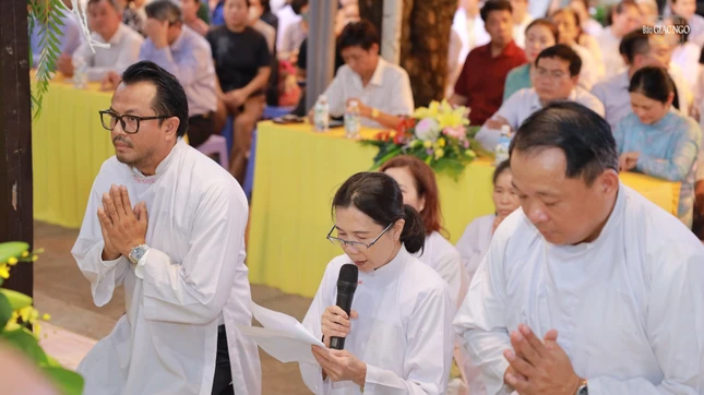 Cư sĩ Ánh Ngọc phát nguyện hộ trì Tam bảo