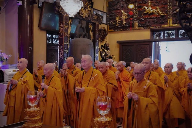 Chư tôn đức chứng minh niêm hương bạch Phật