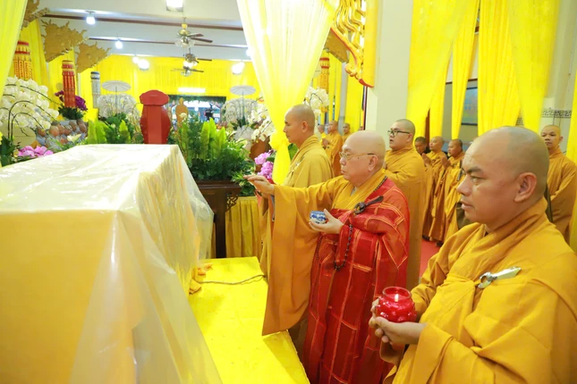 Hòa thượng Thích Thiện Tấn sái tịnh kim quan