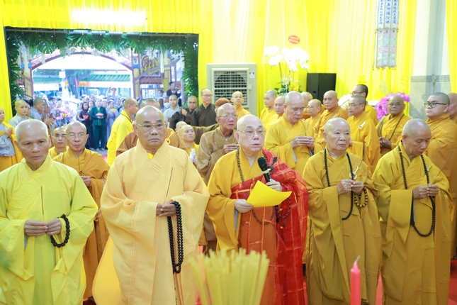 Chư tôn đức niêm hương cầu nguyện