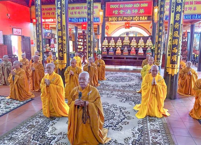 Hòa thượng Thích Huệ Thông niêm hương bạch Phật Hòa thượng Thích Huệ Thông niêm hương bạch Phật