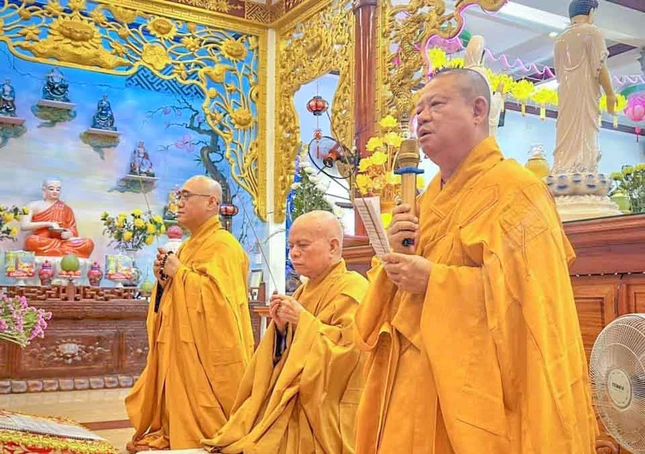 Chư tôn đức niêm hương bạch Phật