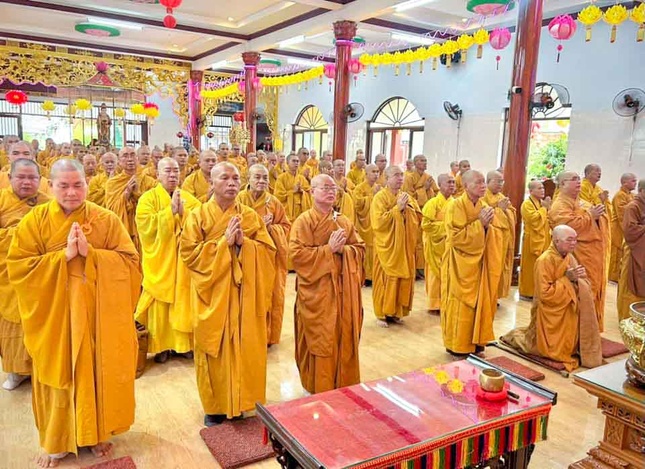 Chư Tăng đảnh lễ Tam bảo