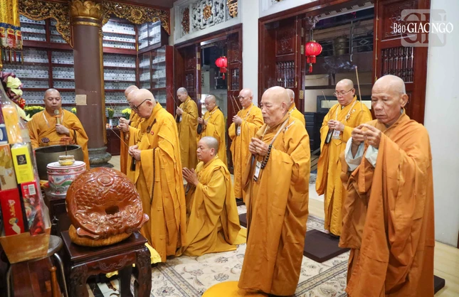 Chư tôn đức niêm hương lễ Tổ