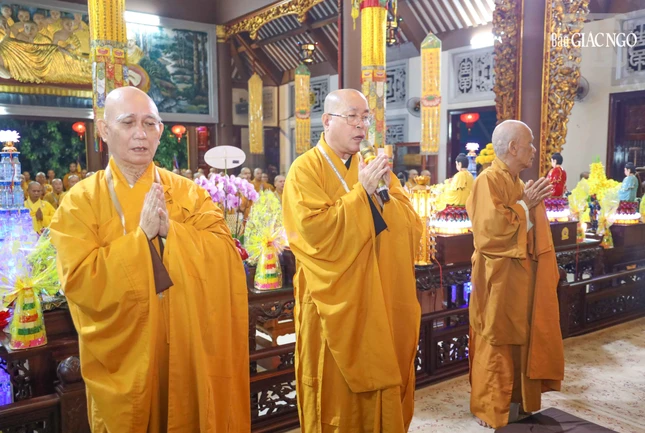 Thượng tọa Thích Đạt Đức xướng lễ