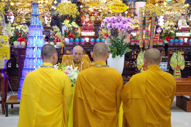 Hòa thượng Thích Minh Trí chứng minh cho chư Tăng thọ pháp an cư