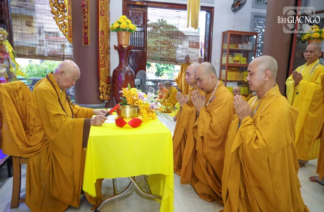 Chư Tăng tuần tự theo hạ lạp tác bạch thọ an cư