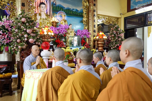 Ni trưởng Thích nữ Như Trí chứng minh chư Ni Q.Binh Thạnh tác pháp an cư