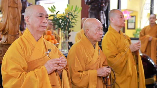 Chư tôn đức niêm hương bạch Phật