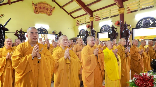 Chư Tăng đảnh lễ Tam bảo