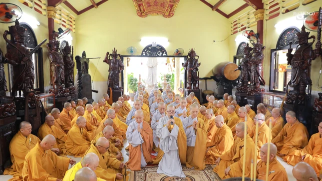 Ni sư Thích nữ Như Thảo đại diện chư Ni các điểm an cư tác pháp thỉnh Đại Tăng giáo giới thọ an cư