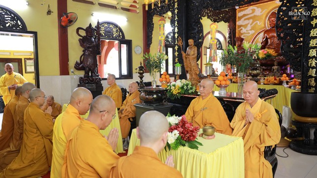 Chư hành giả lần lượt 3 vị tác pháp thọ an cư