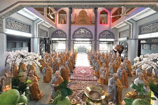 Chư Ni Q.Phú Nhuận đảnh lễ Tam bảo