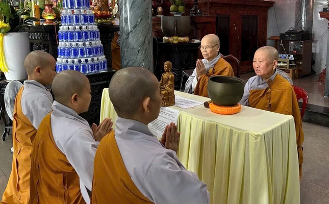 Chư Ni tác pháp thọ an cư với Nhị vị Ni trưởng chứng minh trường hạ Chư Ni tác pháp thọ an cư với Nhị vị Ni trưởng chứng minh trường hạ