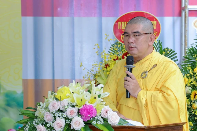 Đại đức Thích Nguyên Nguyệt đọc quyết định trao tặng Bằng tuyên dương công đức Đại đức Thích Nguyên Nguyệt đọc quyết định trao tặng Bằng tuyên dương công đức