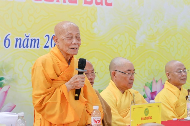 Trưởng lão Hòa thượng Thích Minh Trí ban đạo từ