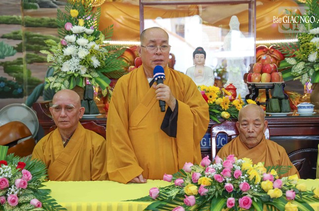 Thượng tọa Thích Đạt Đức ban đạo từ