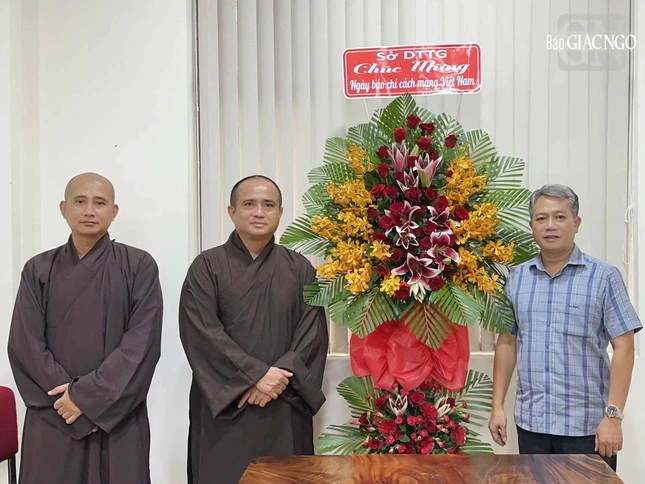 Sở Dân tộc và Tôn giáo TP.HCM tặng hoa chúc mừng Báo Giác Ngộ Sở Dân tộc và Tôn giáo TP.HCM tặng hoa chúc mừng Báo Giác Ngộ