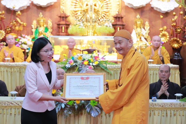 Ủy ban MTTQVN TP.HCM tặng Bằng khen đến Trưởng lão Hòa thượng Thích Thanh Hùng