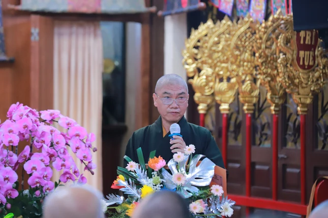 Thượng tọa Thích Trí Thanh báo cáo tổng kết công tác Phật sự nhiệm kỳ X