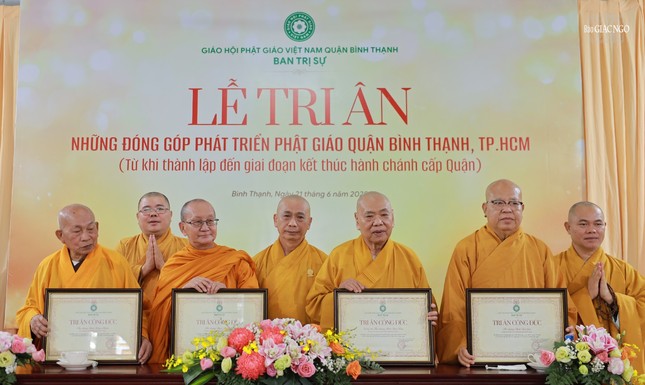 Tập thể Ban Trị sự GHPGVN Q.Bình Thạnh tri ân chư tôn giáo phẩm chứng minh