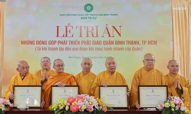 Tập thể Ban Trị sự GHPGVN Q.Bình Thạnh tri ân chư tôn giáo phẩm chứng minh