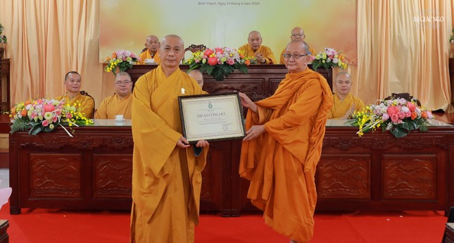 Hòa thượng Thích Minh Giác trao Thư tri ân công đức đến Thượng tọa Thích Tâm Chơn, Trưởng ban Trị sự GHPGVN Q.Bình Thạnh