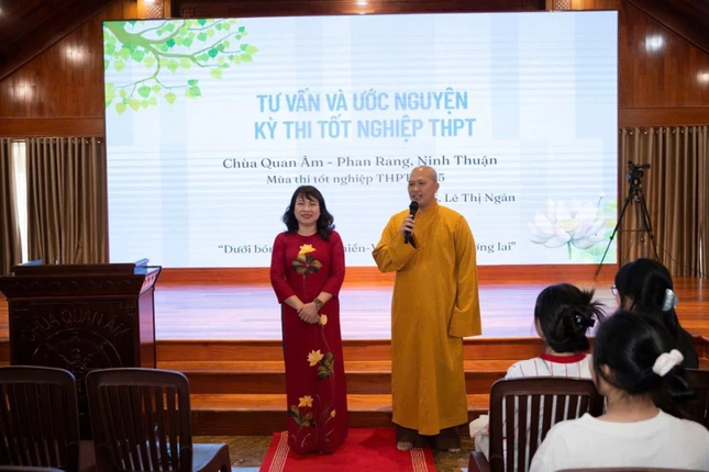 Đại đức Thích Quảng Phước và TS.Lê Thị Ngân chia sẻ với các bạn trẻ Đại đức Thích Quảng Phước và TS.Lê Thị Ngân chia sẻ với các bạn trẻ