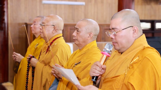 Chư tôn đức Thường trực Ban Trị sự GHPGVN Q.Bình Thạnh thắp hương tưởng niệm