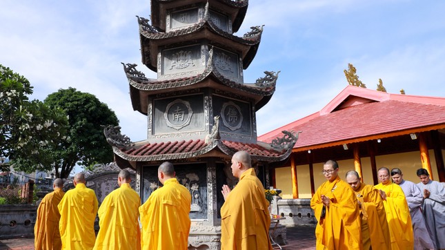 Môn đồ đệ tử hữu nhiều bảo tháp cố Hòa thượng Thích Tâm Khai tại chùa Tân Hòa (tỉnh Bình Dương)