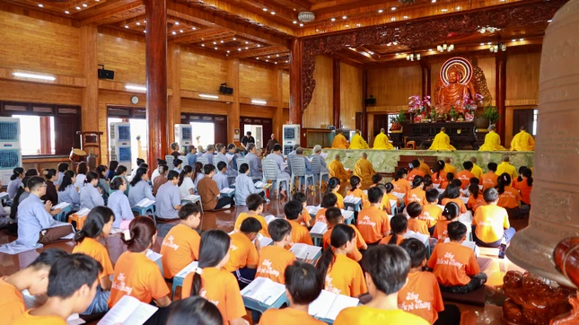 Khóa lễ cầu nguyện tại chánh điện Khóa lễ cầu nguyện tại chánh điện