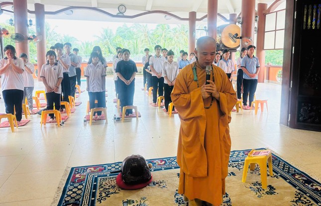 Thượng tọa Thích Huệ Chơn hướng dẫn khóa lễ