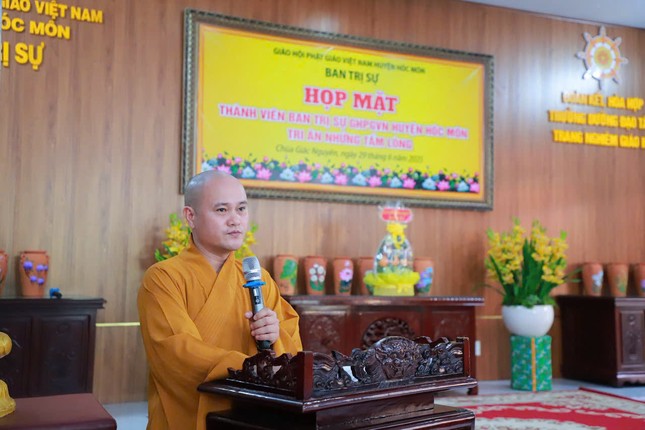 Đại đức Thích Huệ Thông báo cáo tổng kết Phật sự trong nhiệm kỳ X