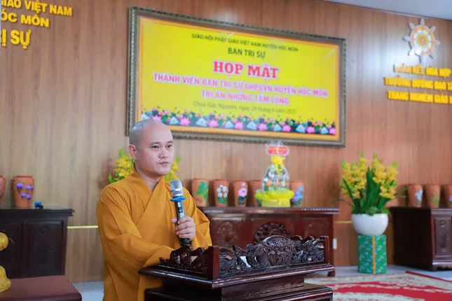 Đại đức Thích Huệ Thông báo cáo tổng kết Phật sự trong nhiệm kỳ X