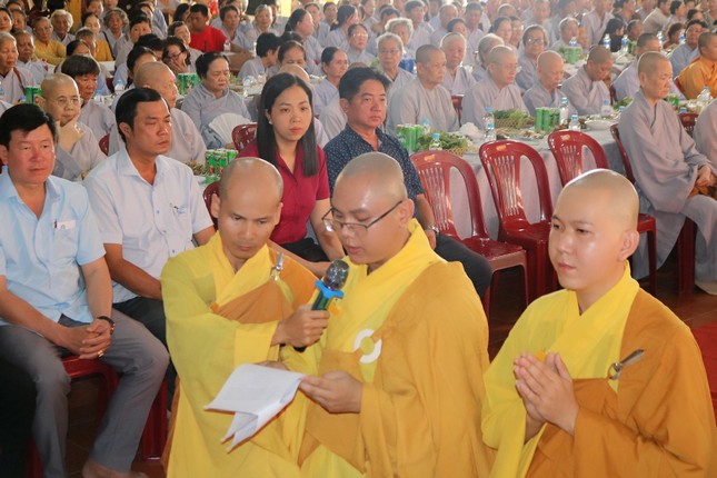 Đại đức Thích Hạnh Hoằng, tân trụ trì chùa Như Thành dâng lời phát nguyện