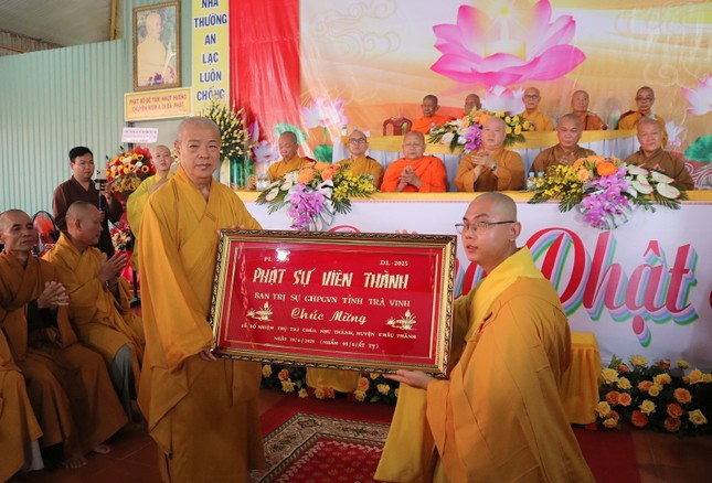 Hòa thượng Thích Trí Minh tặng khánh vàng của Ban Trị sự GHPGVN tỉnh Trà Vinh chúc mừng