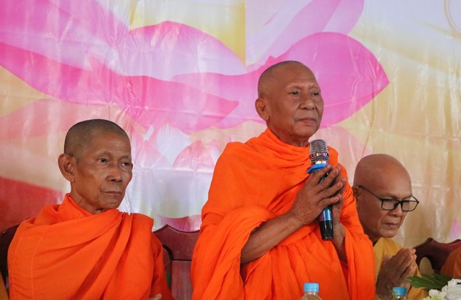 Hòa thượng Thạch Sok Xane ban đạo từ