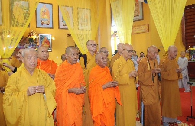 Chư tôn đức dâng hương tưởng niệm cố Thượng tọa Thích Tâm Hiền