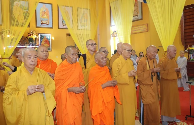 Chư tôn đức dâng hương tưởng niệm cố Thượng tọa Thích Tâm Hiền