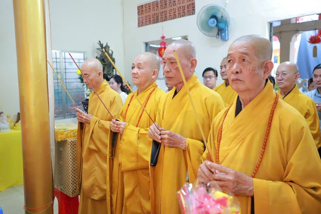 Chư tôn đức niêm hương bạch Phật Chư tôn đức niêm hương bạch Phật