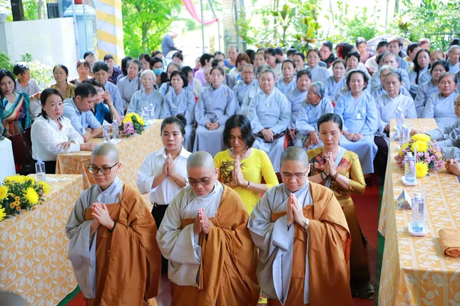 Chư Ni và Phật tử đạo tràng Hương Lâm Chư Ni và Phật tử đạo tràng Hương Lâm