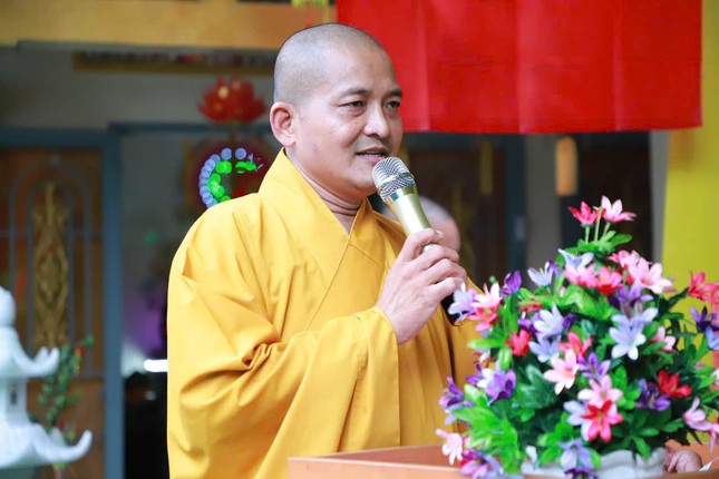 Đại đức Thích Lệ Duyên đọc Giấy chứng nhận đăng ký điểm sinh hoạt tôn giáo tập trung Hương Lâm Đại đức Thích Lệ Duyên đọc Giấy chứng nhận đăng ký điểm sinh hoạt tôn giáo tập trung Hương Lâm