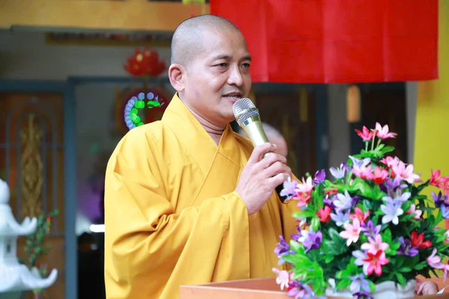 Đại đức Thích Lệ Duyên đọc Giấy chứng nhận đăng ký điểm sinh hoạt tôn giáo tập trung Hương Lâm Đại đức Thích Lệ Duyên đọc Giấy chứng nhận đăng ký điểm sinh hoạt tôn giáo tập trung Hương Lâm