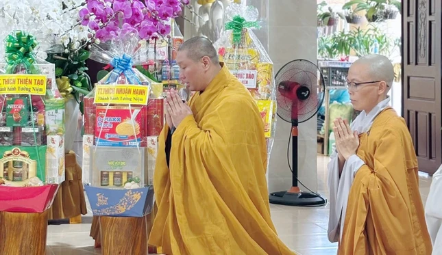 Thượng tọa Thích Minh Thuận, đại diện môn đồ pháp quyến chùa Phước Thiện cảm tạ