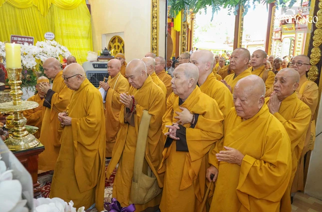 Chư tôn đức dâng hương tưởng niệm Chư tôn đức dâng hương tưởng niệm