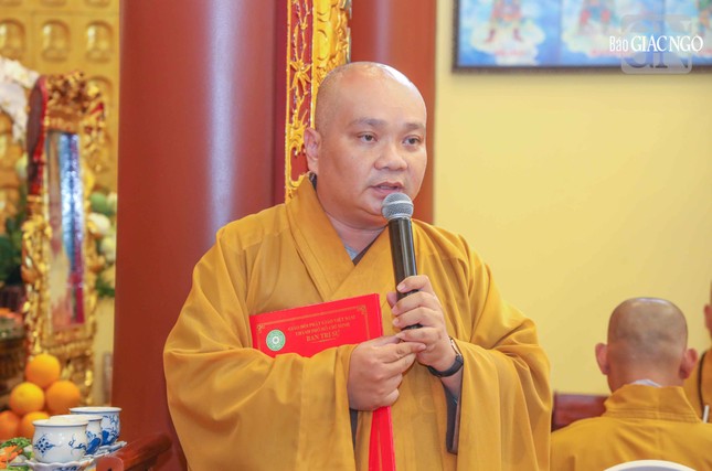 Thượng tọa Thích Trung Nguyện đọc quyết định bổ nhiệm trụ trì chùa Khuông Việt