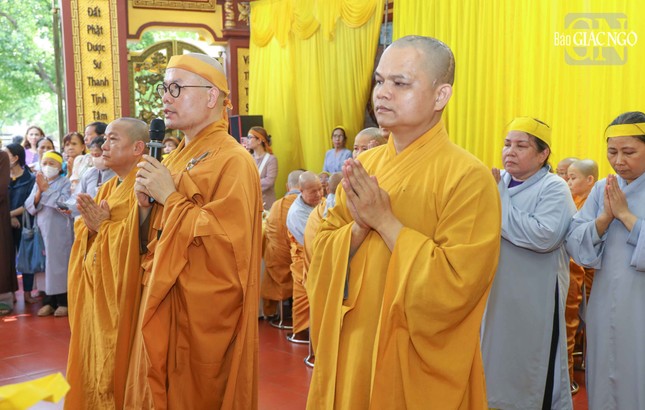 Đại đức Thích Minh Đạo dâng lời phát nguyện