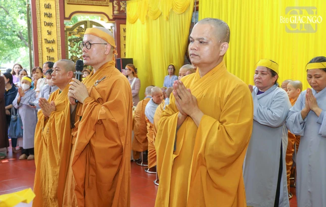 Đại đức Thích Minh Đạo dâng lời phát nguyện Đại đức Thích Minh Đạo dâng lời phát nguyện