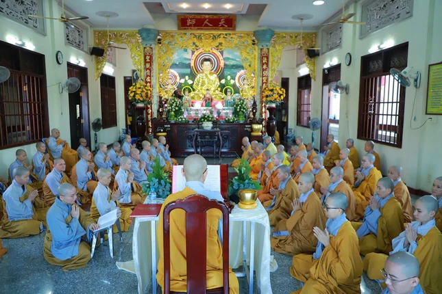 Ni sư Thích nữ Chúc Thọ trùng tuyên giới Tỳ-kheo-ni và Bồ-tát đến đại chúng